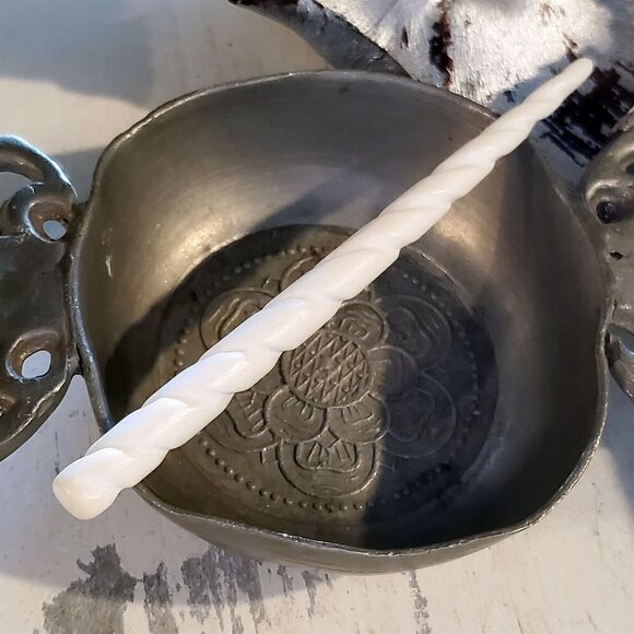 Handcrafted Avant Garde India Off White Carved Twisted Buffalo Bone Hair Stick - Picture 4 of 11